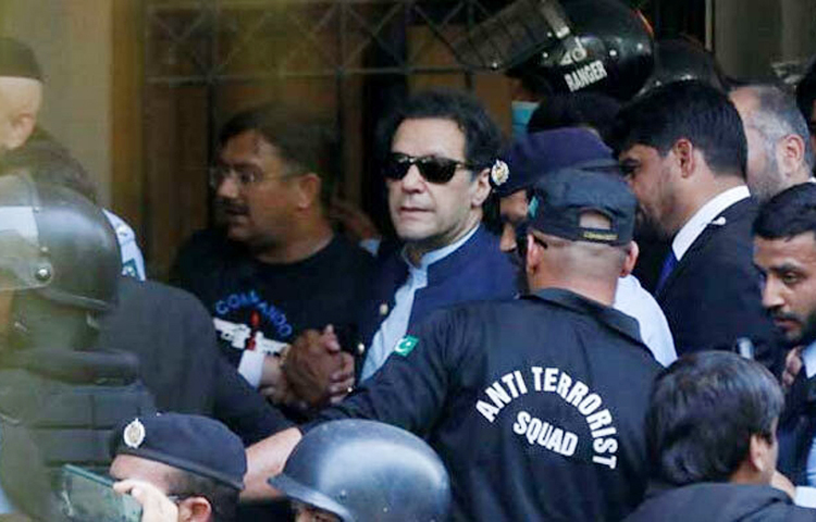 সাইফার বা গোপন নথি ফাঁসের মামলায় পাকিস্তানের সাবেক প্রধানমন্ত্রী ও তেহরিক-ই-ইনসাফের চেয়াম্যান ইমরান খান ও তার দলের ভাইস-চেয়ারম্যান শাহ মুহাম্মদ কুরাইসির বিচারকাজ পরিচালায় কারাগারেই বসবে বিশেষ আদালত। ছবি: সংগৃহীত