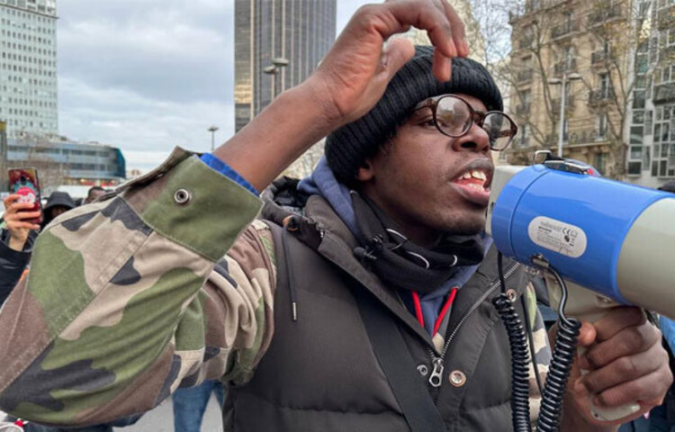 প্রত্যাবাসন বা ফেরত পাঠানোর কঠোর ব্যবস্থা রেখে ফ্রান্সের অভিবাসন আইনে বদল আনতে চান প্রেসিডেন্ট এমানুয়েল মাক্রোঁ। এর বিরুদ্ধে রাস্তায় নেমেছেন অভিবাসী ও শরণার্থীরা। নতুন এই বিলের বিরুদ্ধে তীব্র প্রতিবাদ শুরু হয়েছে গোটা ফ্রান্সের বিভিন্ন প্রান্তে। ছবি: সংগৃহীত