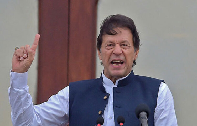 পাকিস্তানের জাতীয় নির্বাচন হবে ২০২৪ সালের ফেব্রুয়ারিতে। সেই নির্বাচনে কারাগারে বসেই তিনটি আসনে প্রতিদ্বন্দ্বিতা করার ঘোষণা দিয়েছেন দেশটির সাবেক প্রধানমন্ত্রী ও পাকিস্তান তেহরিক-ই ইনসাফের (পিটিআই) সাবেক চেয়ারম্যান ইমরান খান। ছবি: সংগৃহীত