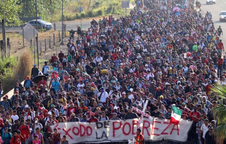 মেক্সিকোর ভেতর দিয়ে যুক্তরাষ্ট্র সীমান্তের দিকে রওয়ানা দিয়েছে প্রায় আট হাজার অভিবাসনপ্রত্যাশী। এদের বেশিরভাগই ভেনেজুয়েলা, কিউবা ও মেক্সিকোর নাগরিক। ‘পোভারটি এক্সোডাস’  লেখা একটি ব্যানার নিয়ে মিছিল করে যুক্তরাষ্ট্রের দিকে এগিয়ে যাচ্ছে তারা। ছবি: সংগৃহীত