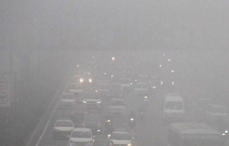 ভারতের রাজধানী দিল্লিসহ উত্তর ভারতের বিস্তীর্ণ অংশে তাপমাত্রার পতন অব্যাহত। বৃহস্পতিবার (৪ জানুয়ারি) দিল্লির তাপমাত্রা ছিল স্বাভাবিকের থেকে ৭-৮ ডিগ্রির কম। প্রবল শীতের পাশাপাশি, ঘন কুয়াশায় নাজেহাল দিল্লিবাসী। ছবি: সংগৃহীত