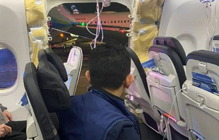 মাটি থেকে ১৬ হাজার ফুট ওপরে উড়ন্ত অবস্থায় দরজা খুলে পড়ে আলাস্কা এয়ারলাইনসের একটি প্লেনের। এর ফলে মৃত্যুর মুখে পড়তে বসেছিলেন প্লেনটির প্রায় দুইশ যাত্রী। তবে কপাল ভালো! বড় দুর্ঘটনা ছাড়াই নিরাপদে অবতরণ করতে সক্ষম হন তারা। ৫ জানুয়ারি যুক্তরাষ্ট্রের ওরেগন রাজ্যে ঘটেছে এই ঘটনা। ছবি: সংগৃহীত