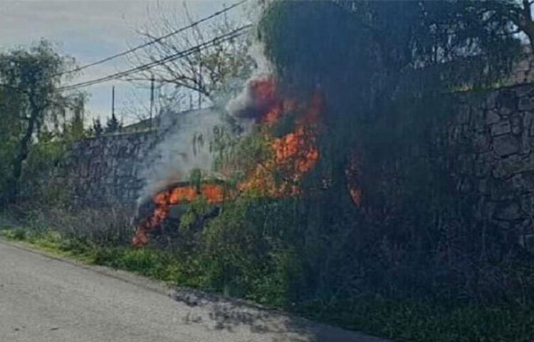 হামাস ও ইসরায়েলের মধ্যে যুদ্ধ শুরু হওয়ার পরই উত্তেজনা ছড়ায় লেবানন সীমান্তে। কারণ ফিলিস্তিনিদের সমর্থন জানিয়ে ইসরায়েলের বিভিন্ন স্থাপনায় হামলা চালিয়ে আসছে লেবাননের প্রতিরোধ আন্দোলন হিজবুল্লাহ। পাল্টা হামলা চালাচ্ছে ইসরায়েলও। এবার ইসরায়েলের হামলায় এক হিজবুল্লাহ কমান্ডার নিহত হয়েছেন। ছবি: সংগৃহীত