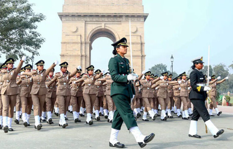 যথাযথ মর্যাদায় আজ ভারতজুড়ে উদ্‌যাপিত হয়েছে ৭৫তম প্রজাতন্ত্র দিবস। এদিন দেশটির রাজধানী নয়া দিল্লির বিজয়চকে সেনাবাহিনীর কুচকাওয়াজের অভিবাদন গ্রহণ করেন ভারতের রাষ্ট্রপতি দ্রৌপদী মুর্মু। ছবি: সংগৃহীত