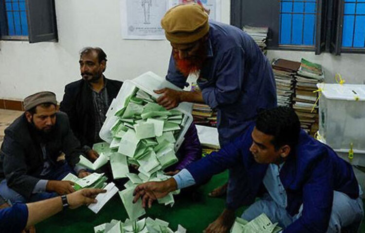 পাকিস্তানের জাতীয় নির্বাচনের অর্ধেকের বেশি আসনে ফলাফল ঘোষণা করা হয়েছে। অর্থাৎ ২৬৫ আসনের মধ্যে ১৩৯টি আসনের ফলাফল প্রকাশ করা হয়েছে। এর মধ্যে ইমরান সমর্থিত স্বতন্ত্র প্রার্থীরা ৫৫ আসনে জয় পেয়েছেন। ছবি: সংগৃহীত