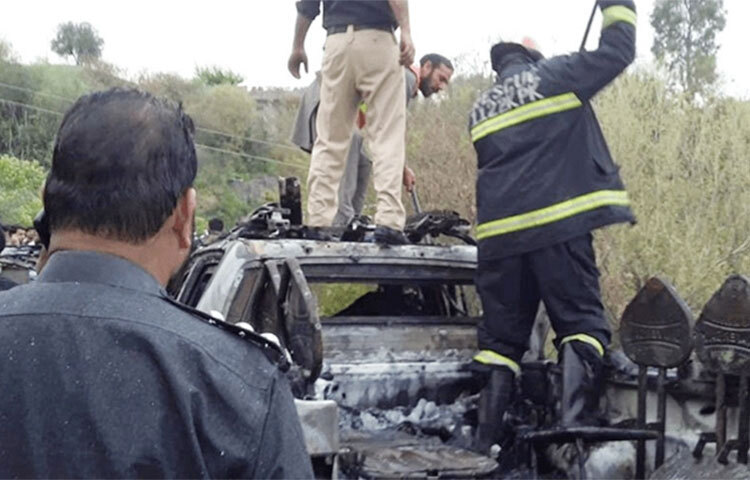 পাকিস্তানের খাইবার পাখতুনখাওয়া প্রদেশের অ্যাবোটাবাদে একটি গাড়িতে হামলার ঘটনা ঘটেছে। এতে নিহত হয়েছেন সাবেক প্রধানমন্ত্রী ইমরান খানের দল পাকিস্তান তেহরিক-ই-ইনসাফের (পিটিআই) এক নেতাসহ ১০ জন। সোমবার (২০ মার্চ) হামলার এ ঘটনা ঘটে। ছবি: সংগৃহীত
