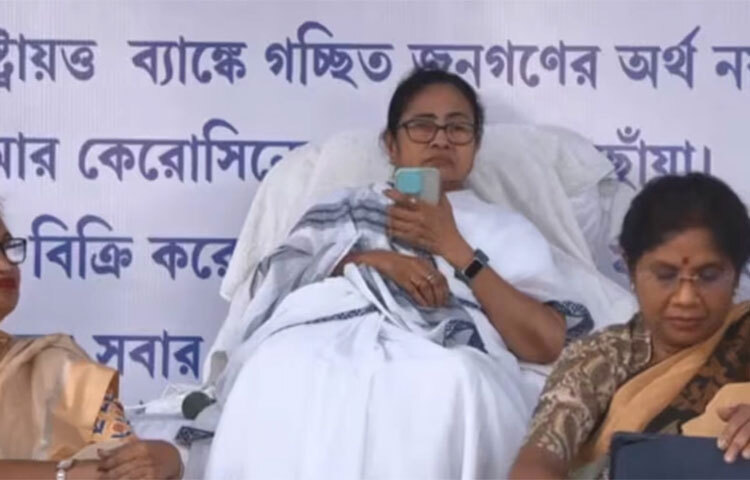 উড়িষ্যা সফরে যাওয়ার আগে গত ২১ মার্চ কেন্দ্রীয় সরকারের বিরুদ্ধে বঞ্চনার অভিযোগে দিল্লিতে ধরনায় বসার ঘোষণা দিয়েছিলেন পশ্চিমবঙ্গের মুখ্যমন্ত্রী মমতা ব্যানার্জী। এর কয়েকদিন পরেই গত ২৭ মার্চ পশ্চিমবঙ্গ সফরে আসেন ভারতের রাষ্ট্রপতি দ্রৌপদী মুর্মু। সেদিন তার সংবর্ধনা অনুষ্ঠানে বক্তব্যকালে মমতা জানান, দিল্লির বদলে কলকাতার ধর্মতলা রেড রোডে ধরনায় বসবেন তিনি। ছবি: সংগৃহীত