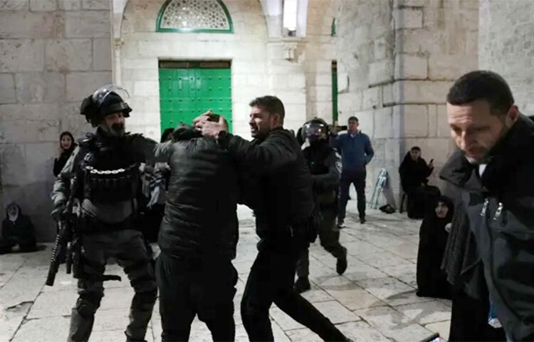 পূর্ব জেরুজালেমে অবস্থিত আল আকসা মসজিদে ফিলিস্তিনি মুসল্লিদের ওপর হামলা চালিয়েছে ইসরায়েলি পুলিশ। প্রত্যক্ষদর্শীরা জানান, বুধবার ভোরের আগে এই হামলা চালানো হয়। সে সময় কমপক্ষে ৪০০ ফিলিস্তিনিকে গ্রেফতার করা হয়েছে। স্থানীয় কর্মকর্তারা জানিয়েছেন, আটকের ইসরায়েলি নিরাপত্তা বাহিনীর হেফাজতে রাখা হয়েছে। ছবি: সংগৃহীত