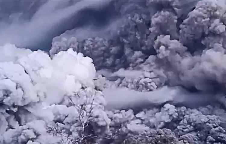 রাশিয়ার পূর্বাঞ্চলের কামচাটকায় শিভেলুচ আগ্নেয়গিরিতে অগ্ন্যুৎপাতের ঘটনা ঘটেছে। আজ সকালের দিকে দেখা যায়, সেখানে কালো ধোঁয়া ছড়িয়ে পড়েছে। রাশিয়ান অ্যাকাডেমি অব সায়েন্সেস জিওফিজিক্যাল সার্ভে এ তথ্য জানিয়েছে। ছবি: সংগৃহীত