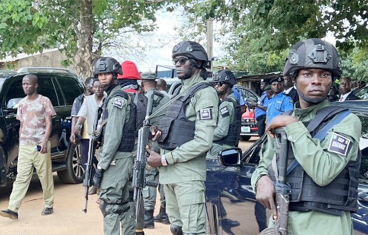 নাইজেরিয়ার দক্ষিণপূর্বাঞ্চলে পাঁচ পুলিশ কর্মকর্তা ও দুই বেসামরিক নাগরিককে গুলি করে হত্যা করেছে বন্দুকধারীরা। স্থানীয় পুলিশের এক মুখপাত্র হেনরি ওকোয়ে, আজ দেশটির সহিংসতাপূর্ণ ইমো রাজ্যে এ ঘটনা ঘটে বলে। ছবি: সংগৃহীত