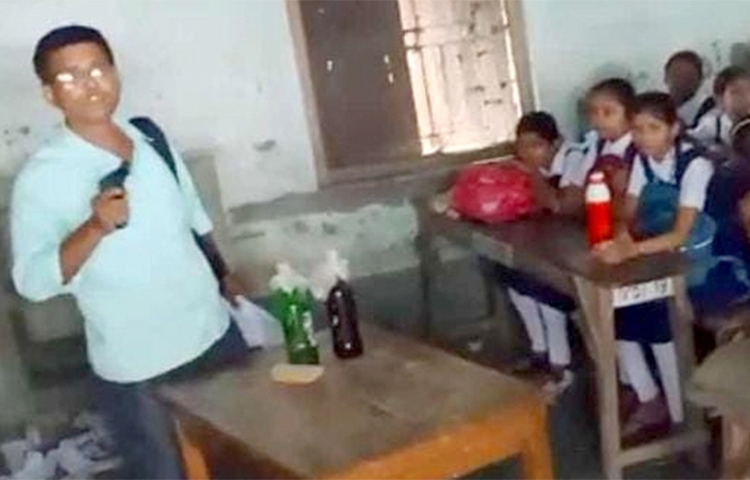 ছোট ছোট শিক্ষার্থীদের পাঠদান চলাকালে আচমকাই শ্রেণিকক্ষে ঢুকে পড়েন এক যুবক। পিঠে কালো ব্যাগ, এক হাতে পিস্তল, অন্য হাতে পেট্রল বোমা। ট্রাউজারের নিচে লুকানো ছিল চাকুও। শিউরে ওঠার মতো ঘটনাটি ঘটেছে পশ্চিমবঙ্গে মালদা জেলার কালিয়াচকে। আজ কালিয়াচক মুচিয়া চন্দ্রমোহন হাইস্কুলের এই ঘটনায় চাঞ্চল্য ছড়িয়ে পড়েছে গোটা রাজ্যে। ছবি: সংগৃহীত