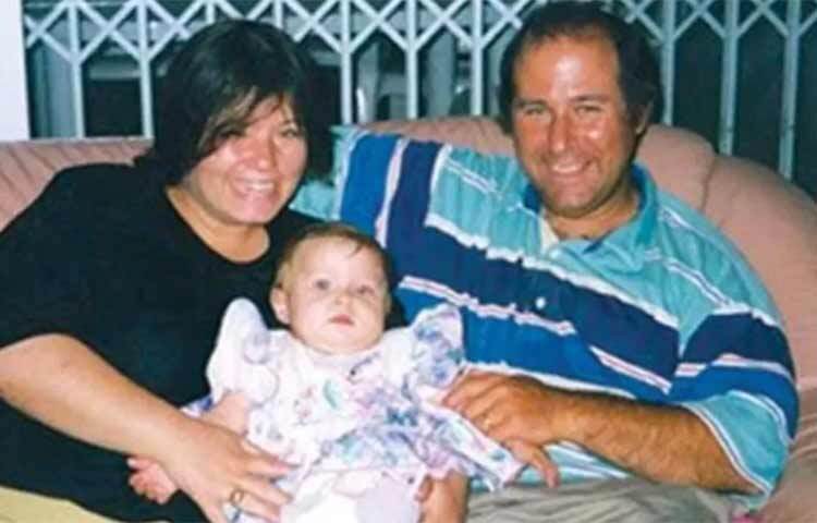 মার্কিন বংশোদ্ভূত এক ইসরায়েলি নারী দীর্ঘ ২২ বছর ধরে কোমায় ছিলেন। অবশেষে মৃত্যুর কাছে পরাজিত হতে হলো তাকে। দুই দশকের বেশি সময় আগে জেরুজালেমের একটি পিজ্জা রেস্টুরেন্টে এক আত্মঘাতী হামলার শিকার হন তিনি। এরপর বছরের পর বছর ধরে কোমায় থাকতে হয়েছে তাকে। কিন্তু শেষ পর্যন্ত আর বাঁচানো গেল না ওই নারীকে। ছবি: সংগৃহীত