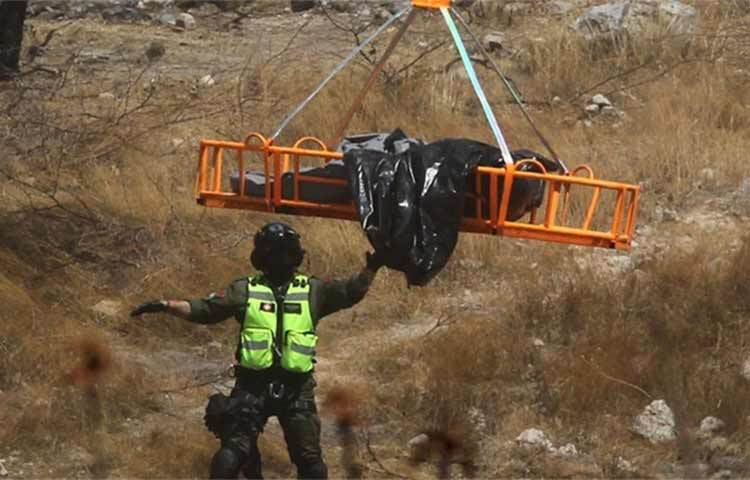 মেক্সিকোর একটি গিরিখাত থেকে ৪৫টি ব্যাগভর্তি মানুষের বিভিন্ন অঙ্গ-প্রতঙ্গ উদ্ধার হয়েছে। পশ্চিমাঞ্চলীয় জালিসকো অঙ্গরাজ্যের একটি গিরিখাত থেকে এসব ব্যাগ উদ্ধার করা হয়। স্থানীয় কর্তৃপক্ষ বৃহস্পতিবার জানিয়েছে, গত সপ্তাহে নিখোঁজ হওয়া সাত ব্যক্তিকে উদ্ধার করতে অভিযান চালানোর সময় মানুষের দেহাবশেষ ভর্তি ওই ব্যাগগুলো পাওয়া গেছে। ছবি: সংগৃহীত
