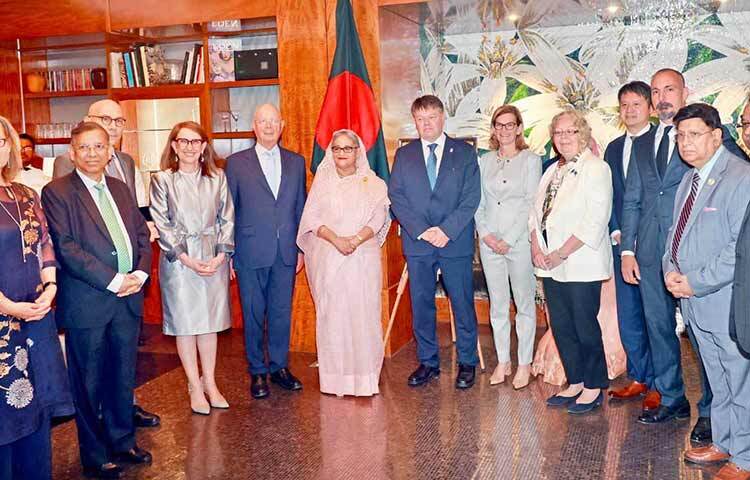 সুইজারল্যান্ডে সফররত বঙ্গবন্ধুকন্যা প্রধানমন্ত্রী শেখ হাসিনা আজ জেনেভায় প্রধানমন্ত্রী তার সফরকালীন আবাসস্থল ‘প্রেসিডেন্ট হোটেলে’ বিভিন্ন সংস্থা প্রধান এবং অন্যান্য সম্মানিত ব্যক্তিবর্গের সঙ্গে মধ্যাহ্ন ভোজে অংশ নিয়ে অতিথিদের সঙ্গে গ্রুপ ছবিতে অংশগ্রহণ করেন। ছবি: ইয়াসিন কবির জয়