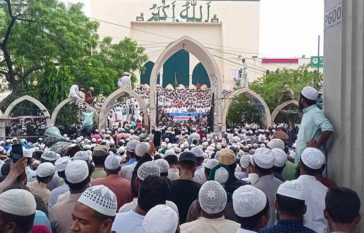 ক্ষমতাসীন আওয়ামী লীগ সরকার জগদ্দল পাথরের মতো জনগণের ওপর চেপে বসেছে। আজ জুমার নামাজের পর জাতীয় মসজিদ বায়তুল মোকাররমের উত্তর গেটে আয়োজিত প্রতিবাদ সমাবেশে ইসলামী আন্দোলন বাংলাদেশের নেতারা এসব কথা বলেন। ছবি: রাসেল মাহমুদ