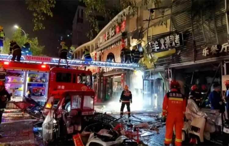 চীনের একটি রেস্টুরেন্টে বিস্ফোরণের ঘটনায় ৩১ জন নিহত হয়েছে। দেশটির উত্তর-পশ্চিমাঞ্চলের একটি বারবিউ রেস্টুরেন্টে ওই দুর্ঘটনা ঘটে। বিস্ফোরণে প্রাণহানির ঘটনায় এখন পর্যন্ত ৯ জনকে আটক করা হয়েছে। ছবি: সংগৃহীত