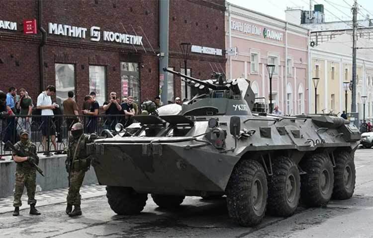 সশস্ত্র বিদ্রোহের অভিযোগে ভাড়াটে বাহিনী ওয়াগনার গ্রুপ ও এর প্রধান ইভজেনি প্রিগোজিনের বিরুদ্ধে দায়ের করা মামলা প্রত্যাহার করেছে রাশিয়া। রুশ প্রেসিডেন্ট ভ্লাদিমির পুতিন বিদ্রোহ বন্ধে ওয়াগনারের সঙ্গে যে চুক্তি হয়েছে, সেটি বাস্তবায়নের প্রতিশ্রুতি দেওয়ার কয়েক ঘণ্টা পরেই আজ মামলাটি প্রত্যাহার করা হয়। ছবি: সংগৃহীত