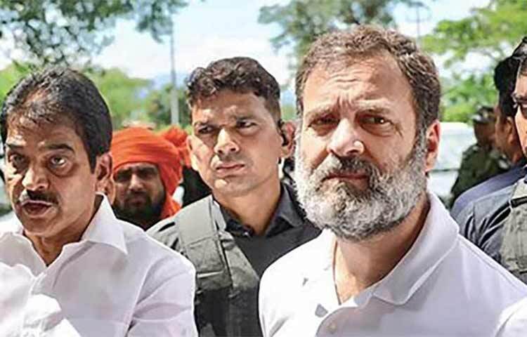 ভারতের মণিপুরে সহিংসতায় বিধ্বস্ত এলাকায় গাড়ি বহর নিয়ে ঢুকতে দেওয়া হলো না রাহুল গান্ধীকে। আজ মণিপুর পৌঁছেই চূড়াচাঁদপুরের দিকে রওনা দেন কংগ্রেস নেতা। কিন্তু ইম্ফল থেকে মাত্র ২০ কিলোমিটার যেতেই তার গাড়িবহর আটকে দেওয়া হয়। ছবি: সংগৃহীত