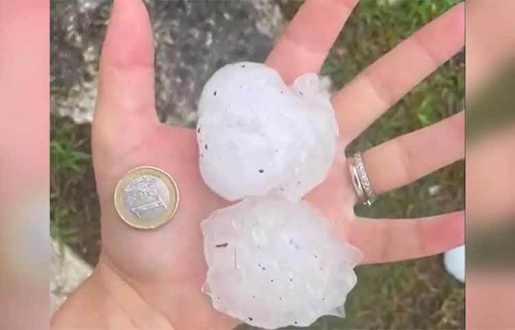 ঠিক যখন তীব্র তাপমাত্রায় পুড়ছে ইউরোপের দেশ ইতালির কিছু অংশ, ঠিক তখনই বিরল প্রাকৃতিক দুর্যোগের মুখোমুখি হলো দেশটির উত্তর ভেনেটো অঞ্চল। জানা যায়, গত বুধবার (১৯ জুলাই) রাতভর শিলাবৃষ্টি হয়েছে ওই অঞ্চলে। আর এক একটি শিলার আকার ছিল টেনিস বলের সমান। ছবি: সংগৃহীত