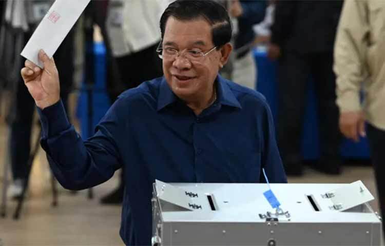 কম্বোডিয়ার জাতীয় নির্বাচনের ভোটগ্রহণ প্রক্রিয়া এরই মধ্যে শেষ হয়েছে। এই নির্বাচনে দেশটির বর্তমান প্রধানমন্ত্রী হুন সেনের দল কম্বোডিয়ান পিপলস পার্টি (সিপিপি) খুব সহজেই জয় পাবে বলে ধারণা করা হচ্ছে। কারণ এই নির্বাচনে দেশটির প্রধান বিরোধীদল অংশ নিতে পারেনি। ছবি: সংগৃহীত