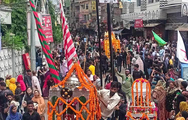 দশই মহররম উপলক্ষে আজ সকাল ১০টায় রাজধানীর লালবাগের হোসেনি দালান থেকে তাজিয়া মিছিল শুরু হয়ে জিগাতলায় গিয়ে শেষ হয়। সরেজমিনে দেখা যায়, মিছিলে আসা শিয়া মুসলমানরা বুক চাপড়ে ‘হায় হোসেন, হায় হোসেন’ ধ্বনি তোলেন। ছবি: বিপ্লব দিক্ষিৎ