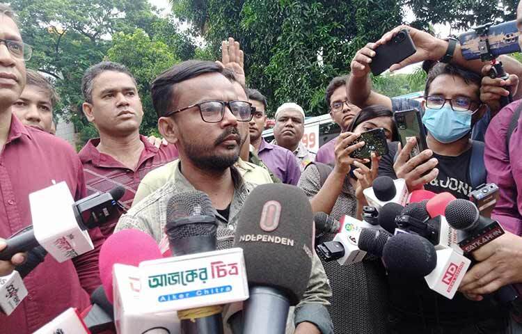 বিএনপি নেতা অ্যাডভোকেট রুহুল কবির রিজভীর বিরুদ্ধে হিরো আলম ডিবিতে অভিযোগ নিয়ে এসেছিলেন। ডিবির সাইবার ক্রাইম ইউনিটে (নর্থ) একটি অভিযোগ করেছেন। তার অভিযোগটি আমরা খতিয়ে দেখবো। আজ দুপুর আড়াইটায় ডিবি কার্যালয়ে সাংবাদিকদের এসব কথা বলেছেন ডিবির প্রধান হারুন অর রশীদ। ছবি: জাগো নিউজ