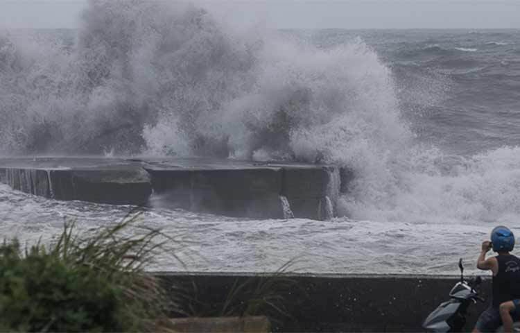 তাইওয়ানের পূর্ব ও দক্ষিণাঞ্চলে আঘাত হেনেছে ঘূর্ণিঝড় হাইকুই। এর প্রভাবে ৩০ হাজারের বেশি মানুষ বিদ্যুৎবিচ্ছিন্ন অবস্থায় দিন কাটাচ্ছে। পরিস্থিতি স্বাভাবিক করতে কাজ করে যাচ্ছে স্থানীয় কর্তৃপক্ষ। ছবি: সংগৃহীত