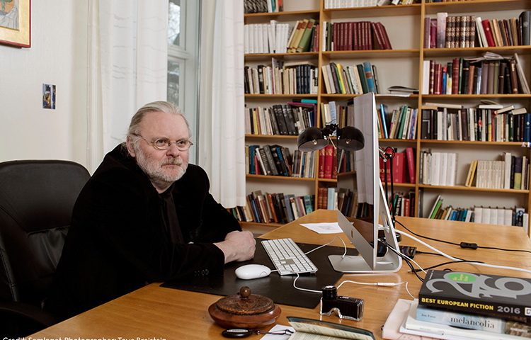 এ বছর সাহিত্যে নোবেল পুরস্কার পেয়েছেন নরওয়ের সাহিত্যিক জন ফসে। আজ বাংলাদেশ সময় বিকেল ৫টার দিকে সাহিত্যে নোবেলবিজয়ীর নাম ঘোষণা করে দ্য রয়েল সুইডিশ অ্যাকাডেমি অব সায়েন্সেস। চলতি বছর এ শাখার ১১৪তম পুরস্কার পেলেন জন ফসে। ছবি: সংগৃহীত