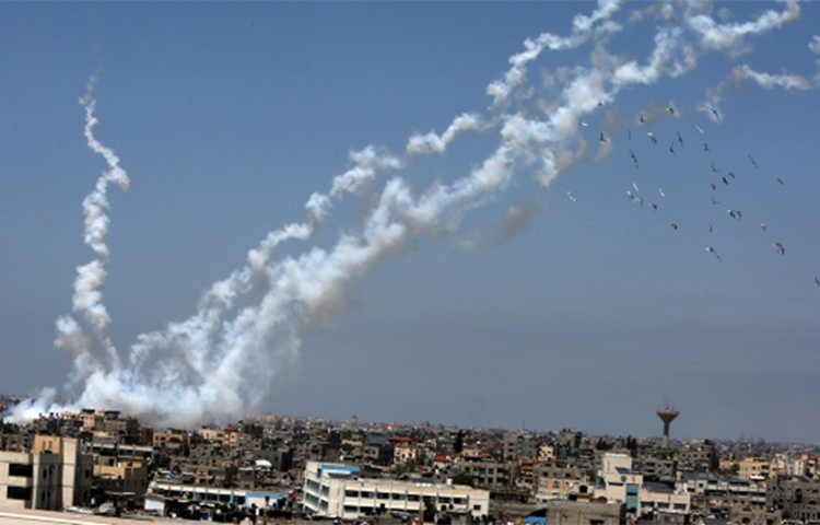 ইসরায়েলের কেন্দ্রীয় শহর তেল আবিবে রকেট হামলা চালানোর দাবি করেছে ফিলিস্তিনের স্বাধীনতাকামী সশস্ত্রগোষ্ঠী হামাস। আজ স্থানীয় সময় দুপুরের দিকে এই হামলা চালানো হয়েছে। তবে এতে তাৎক্ষণিকভাবে কোনো ক্ষয়ক্ষতি বা হতাহতের তথ্য পাওয়া যায়নি। ছবি: সংগৃহীত