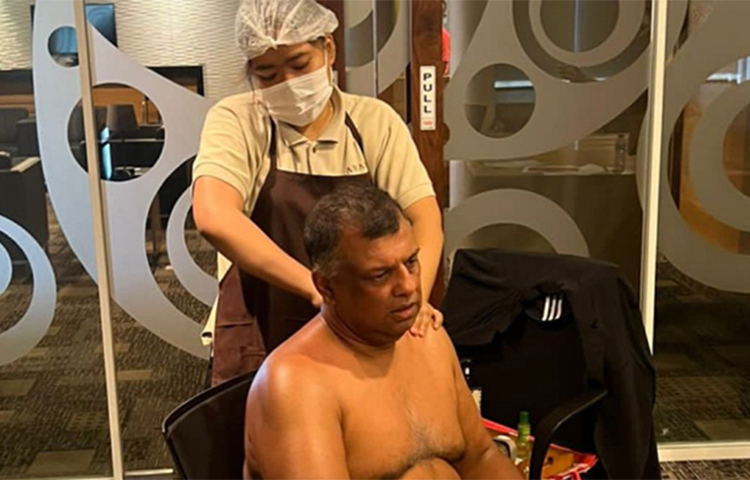 অফিসের মিটিং চলাকালে খালি গায়ে চেয়ারে বসে রয়েছেন বস, আর তার শরীর ম্যাসাজ করে দিচ্ছেন এক নারী- এমন একটি ছবি ছড়িয়ে পড়েছে সোশ্যাল মিডিয়ায়। জানা গেছে, চেয়ারে বসে থাকা ব্যক্তিটি মালয়েশীয় এয়ারলাইন কোম্পানি এয়ারএশিয়ার প্রধান নির্বাহী (সিইও) টনি ফার্নান্দেস। ছবি: সংগৃহীত