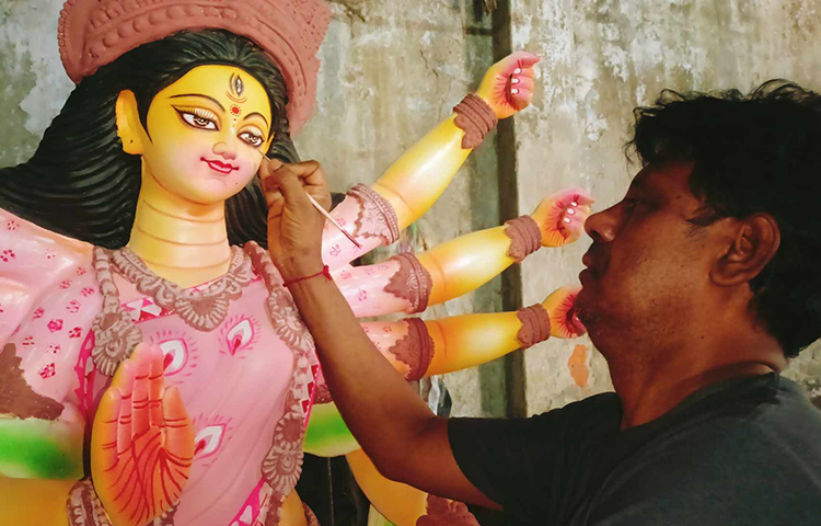 হিন্দু ধর্মাবলম্বীদের সবচেয়ে বড় উৎসব শারদীয় দুর্গাপূজা উপলক্ষে প্রতিমা তৈরির কাজ প্রায় শেষ। এখন তুলির শেষ আঁচড় দেওয়া হচ্ছে। ছবিটি পুরান ঢাকার শাঁখারীবাজার থেকে তোলা হয়েছে। ছবি: বিপ্লব দিক্ষিৎ