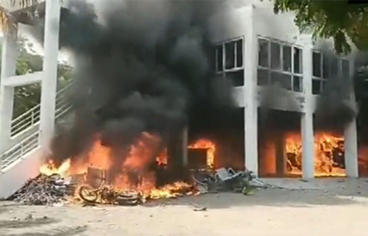 ভারতের মহারাষ্ট্রে এক বিধায়কের বাড়িতে ভাঙচুর ও অগ্নিসংযোগ করেছে মারাঠা কোটা ইস্যুতে আন্দোলনকারীরা। আজ রাজ্যের বিড জেলায় বিধায়ক প্রকাশ সোলাঙ্কির বাড়িতে এই হামলার ঘটনা ঘটে। ছবি: সংগৃহীত