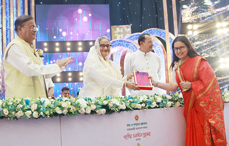 প্রধানমন্ত্রী শেখ হাসিনা আজ বিকেলে বঙ্গবন্ধু আন্তর্জাতিক সম্মেলন কেন্দ্রে ‘জাতীয় চলচ্চিত্র পুরস্কার-২০২২’ প্রদান অনুষ্ঠানে ২০২২ সালে চলচ্চিত্রে বিশেষ অবদান রাখায় ২৭ ক্যাটাগরিতে বিজয়ীদের পুরস্কার প্রদান করেন। ছবি: ইয়াসিন কবির জয়
