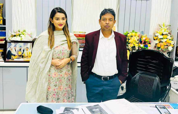 জনপ্রিয় অভিনয়শিল্পী তানজিন তিশা ঢাকা মহানগর গোয়েন্দা (ডিবি) পুলিশ কার্যালয়ে গিয়েছেন। আজ বিকেলে রাজধানীর মিন্টো রোডে ডিবিপ্রধান অতিরিক্ত পুলিশ কমিশনার মোহাম্মদ হারুন অর রশীদের সঙ্গে সাক্ষাৎ করতে ডিবি কার্যালয়ে যান তিনি। ছবি: তৌহিজ্জুমান তন্ময়