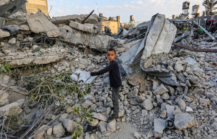 গাজায় মানবিক সঙ্কট চরম আকার ধারণ করেছে। অবরুদ্ধ এই উপত্যকার সর্বত্রই এখন খাবারের জন্য হাহাকার। সেখানে খাবার-পানির তীব্র সঙ্কট দেখা দিয়েছে। সংঘাতের কারণে কোনো ধরনের ত্রাণ সহায়তাও পৌঁছানো সম্ভব হচ্ছে না। ছবি: সংগৃহীত