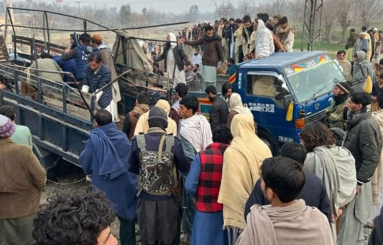 পাকিস্তানে পোলিও ক্যাম্পেইনের গাড়ি লক্ষ্য করে হামলার ঘটনা ঘটেছে। এতে অন্তত ৫ পুলিশ সদস্য নিহত হয়েছেন। আহত হয়েছেন কয়েক ডজন। আজ সকালের দিকে আফগানিস্তানের সীমান্তবর্তী খাইবার পাখতুনখোয়া প্রদেশের একটি উপজাতীয় জেলা বাজাউরে এই হামলার ঘটনা ঘটে। ছবি: সংগৃহীত