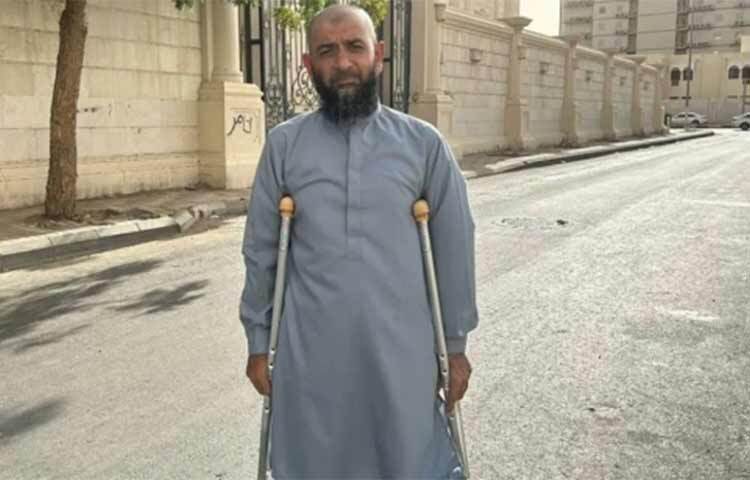 হজ করতে এক পায়ে হেঁটে পাকিস্তান থেকে সৌদিতে গেছে এক ব্যক্তি। দুর্ঘটনায় এক পা হারালেও শেষ হতে দেননি নিজের ৩০ বছরের স্বপ্ন। বহু সংগ্রামের পর এ বছর হজ পালনের জন্য সৌদি আরবে পৌঁছেছেন তিনি। ছবি: সংগৃহীত