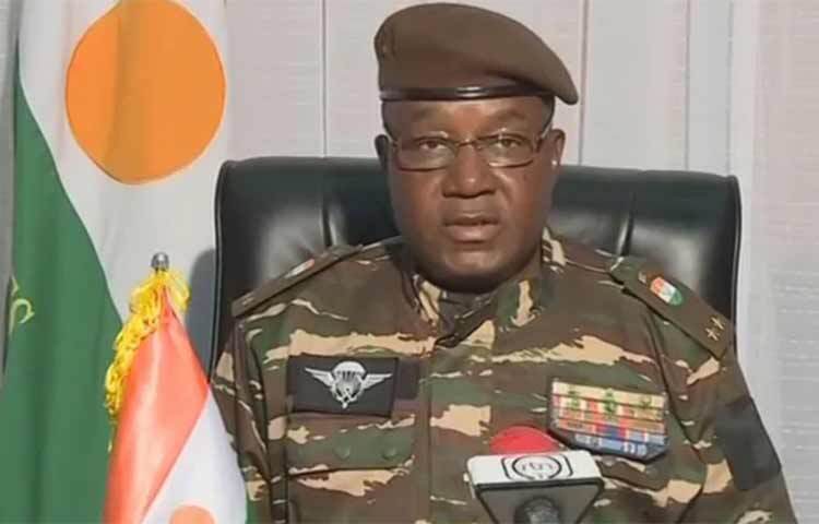 আফ্রিকার দেশ নাইজারে নিজেকে অন্তর্র্বতী সরকারের প্রধান হিসেবে ঘোষণা দিয়েছেন দেশটির প্রেসিডেন্সিয়াল গার্ডের প্রধান এবং সামরিক অভ্যুত্থানের নেতা জেনারেল আবদুর রহমানে চিয়ানি। গণতান্ত্রিকভাবে নির্বাচিত দেশটির প্রেসিডেন্ট মোহাম্মদ বাজউমকে দুদিন আগে জেনারেল চিয়ানির অনুগত বাহিনী ক্ষমতাচ্যুত করে। ছবি: সংগৃহীত