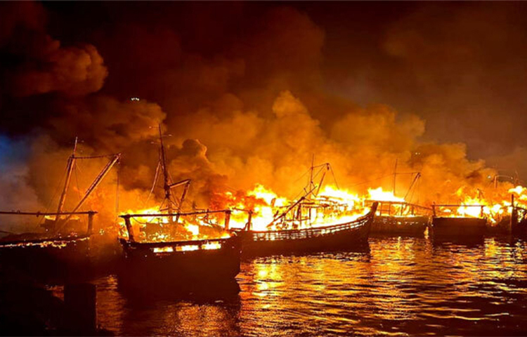 ভারতের অন্ধ্রপ্রদেশ রাজ্যের রাজধানী বিশাখাপত্তনমে ভয়াবহ অগ্নিকাÐে অন্তত ২৫টি মাছ ধরার নৌকা পুড়ে ছাই হয়ে গেছে। তবে এ ঘটনায় হতাহতের কোনো খবর পাওয়া যায়নি। আজ স্থানীয় সময় রাত সাড়ে ১১টার দিকে একটি মৎস্য বন্দরে এ দুর্ঘটনা ঘটে। ছবি: সংগৃহীত
