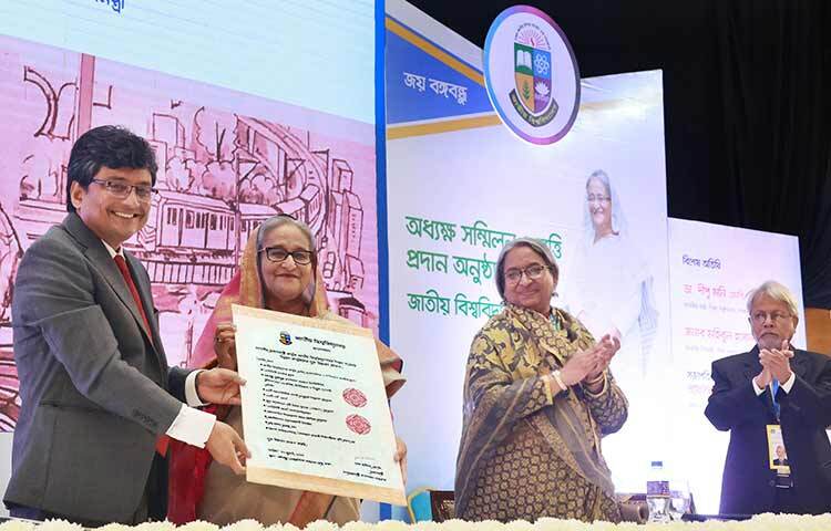 প্রধানমন্ত্রী শেখ হাসিনা বিশ্বের সঙ্গে তাল মিলিয়ে চলতে শিক্ষার গুনগত মান উন্নয়নে সংশ্লিষ্ট সকলকে ঐক্যবদ্ধভাবে কাজ করার আহ্বান জানিয়েছেন। আজ রাজধানীর বঙ্গবন্ধু আন্তর্জাতিক সম্মেলন কেন্দ্রে (বিআইসিসি) জাতীয় বিশ্ববিদ্যালয়ের অধিভুক্ত কলেজের অধ্যক্ষদের জাতীয় কাউন্সিল এবং বৃত্তি বিতরণ-২০২৩ অনুষ্ঠানে প্রধান অতিথির বক্তব্যে তিনি এ মন্তব্য করেন। ছবি: ইয়াসিন কবির জয়