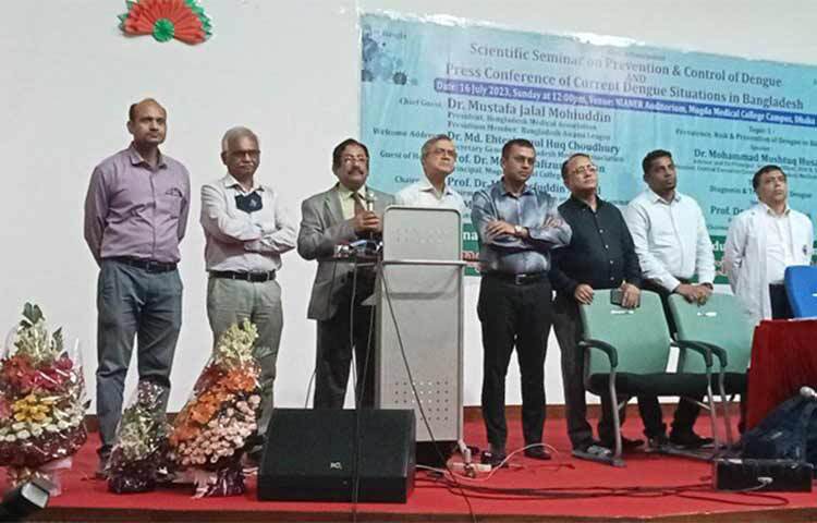 দিনাজপুর-ফুলবাড়ী মহাসড়কের পাচঁবাড়ী এলাকায় ট্রাকের ধাক্কায় বাস খাদে পড়ে চালকের সহকারী নিহত হয়েছেন। এ ঘটনায় ২০ শিক্ষার্থীসহ অর্ধশত যাত্রী আহত হয়েছেন। আজ দুপুর ২টার দিকে সদর উপজেলার ৫ নম্বর শশরা ইউনিয়নের পাঁচবাড়ী হাটের সামনে এ দুর্ঘটনা ঘটে। ছবি: জাগো নিউজ