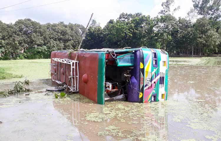 দিনাজপুর-ফুলবাড়ী মহাসড়কের পাচঁবাড়ী এলাকায় ট্রাকের ধাক্কায় বাস খাদে পড়ে চালকের সহকারী নিহত হয়েছেন। এ ঘটনায় ২০ শিক্ষার্থীসহ অর্ধশত যাত্রী আহত হয়েছেন। আজ দুপুর ২টার দিকে সদর উপজেলার ৫ নম্বর শশরা ইউনিয়নের পাঁচবাড়ী হাটের সামনে এ দুর্ঘটনা ঘটে। ছবি: জাগো নিউজ