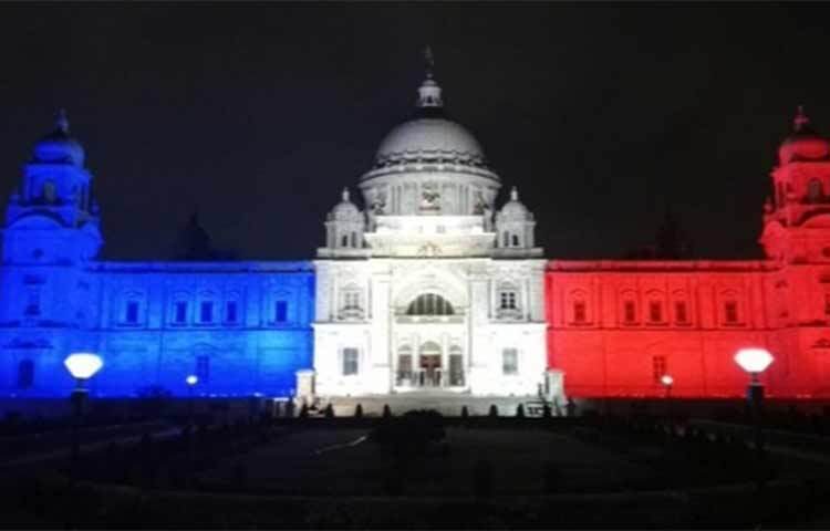 ঔপনিবেশিক আমলের সহস্র ইতিহাস ধরে রাখা কলকাতার ভিক্টোরিয়া মেমোরিয়াল হল ভারতের অন্যতম পর্যটনকেন্দ্র। এবার সাদা রঙের ঐতিহাসিক ভবনটি ফ্রান্সের জাতীয় পতাকার তিন রং নীল-সাদা-লাল আলোয় সেজেছে। ছবি: সংগৃহীত