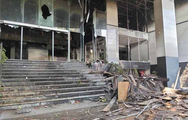 সকালে রাজধানীর কারওয়ান বাজারে অবস্থিত দৈনিক প্রথম আলো ও ইংরেজি পত্রিকা ডেইলি স্টারের অফিসে ধ্বংসস্তূপের এমন চিত্র দেখা গেছে।