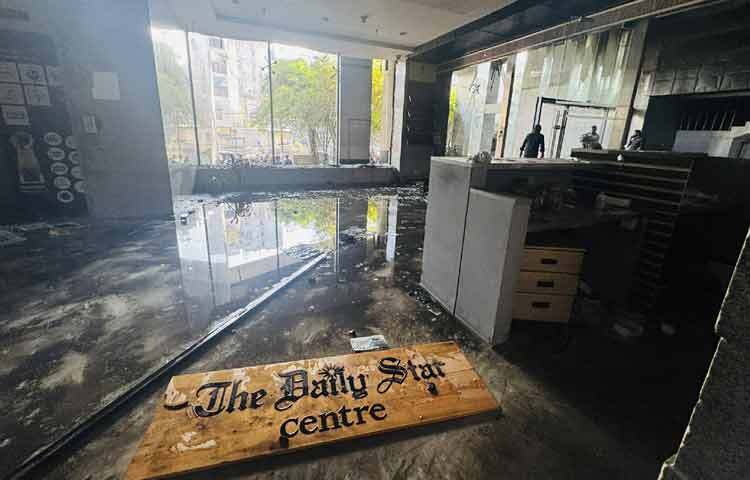 ডেইলি স্টারের অফিসের ভেতরে দৃশ্য।