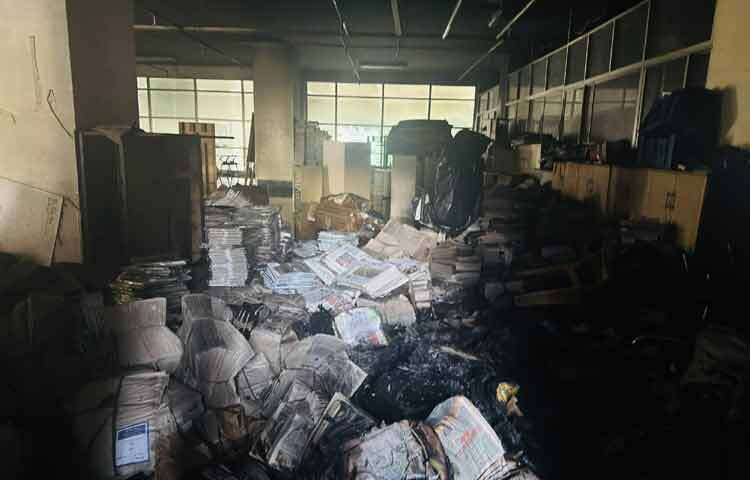 গতকাল রাতে ইনকিলাব মঞ্চের মুখপাত্র শরীফ ওসমান হাদির মৃত্যুর সংবাদ ছড়িয়ে পড়ার পর একদল লোক শাহবাগ থেকে মিছিল নিয়ে কারওয়ান বাজারের দিকে অগ্রসর হয়। মিছিলটি প্রথম আলো কার্যালয়ের সামনে পৌঁছে ঘেরাও ও বিক্ষোভ শুরু করে।