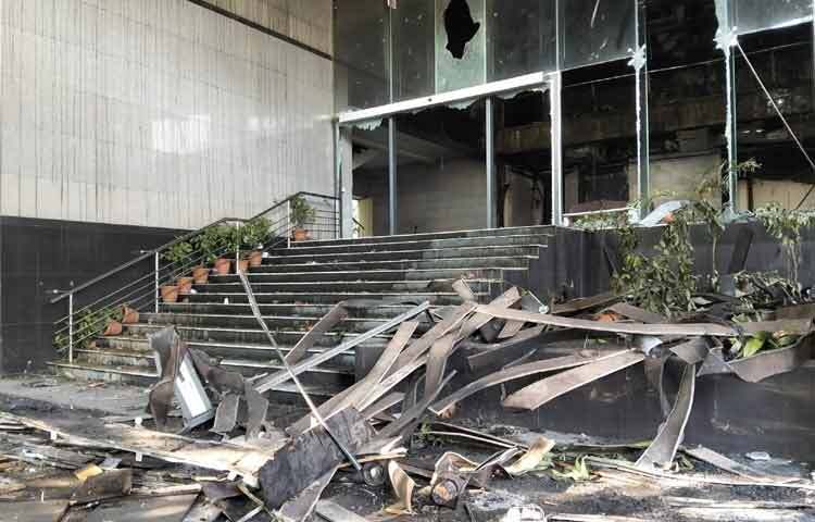 পরে ভাঙচুর ও অগ্নিসংযোগ করে এবং প্রথম আলোর অফিসে হামলা শেষে একই দল ইংরেজি পত্রিকা ডেইলি স্টারের অফিসের দিকে অগ্রসর হয় এবং সেখানেও হামলা ভাংচুর ও অগ্নিসংযোগ করে।