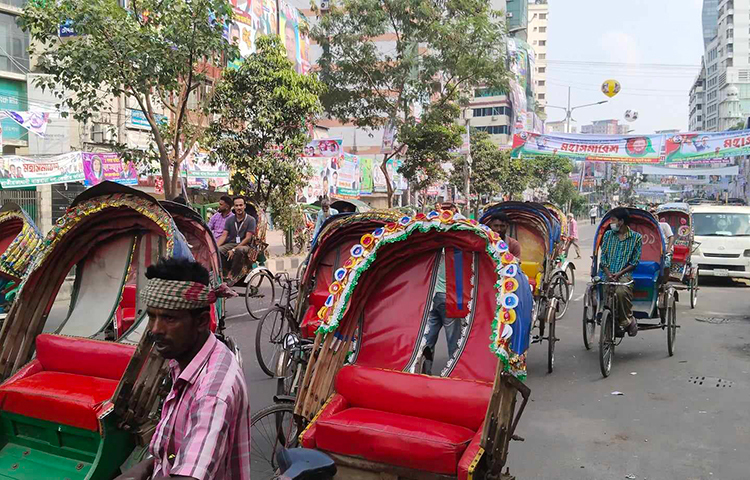 দুইব্যাপী অবরোধের আজ ছিল প্রথম দিন। এ কারণে রাজধানীর অনেক সড়কেই যানবাহনের ব্যস্ততা কম দেখা গেছে। ছবি: জাগো নিউজ