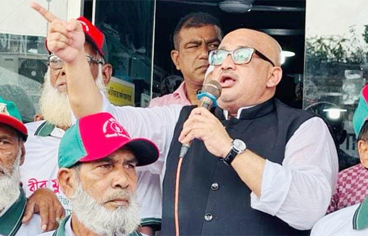 সাবেক তথ্য ও সম্প্রচার প্রতিমন্ত্রী ডা. মুরাদ হাসান বলেছেন, অবরোধের নামে গুণ্ডামি-মাস্তানি চলবে না। ভাঙচুর চলবে না। আগুন সন্ত্রাস চলবে না। জনগণের জানমালের নিরাপত্তা বিঘ্নিত হলে বিএনপির রাজনীতির কবর রচনা করা হবে। আজ দুপুরে জামালপুরের সরিষাবাড়ীতে শান্তি সমাবেশে তিনি এ বক্তব্য দেন। ছবি: মো. নাসিম উদ্দিন