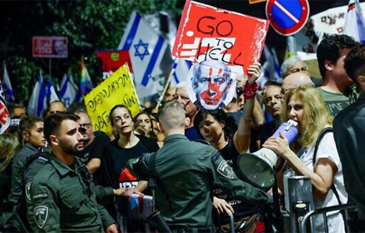 হামাসের হামলা রুখতে ব্যর্থ হওয়ার প্রতিবাদে ও গাজায় যুদ্ধবিরতির জন্য প্রধানমন্ত্রী বেঞ্জামিন নেতানিয়াহুর বাসভবনের সামনে বিক্ষোভ করছেন ইসরায়েলিরা। এ সময় বিক্ষোভকারীরা হামাসের কাছে বন্দি ইসরায়েলিদের নিরাপদে ফিরিয়ে আনার দাবিও জানান। ছবি: সংগৃহীত